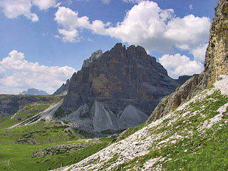 il massiccio della Croda Passaporto dal sent. segn. 104, appena prima del Lago di Cengia