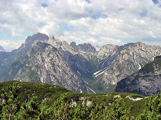 La Val de le Cianpedèle nel gruppo dei Cadini, ripresa ai piedi dei Campanili di Val dei Toni)