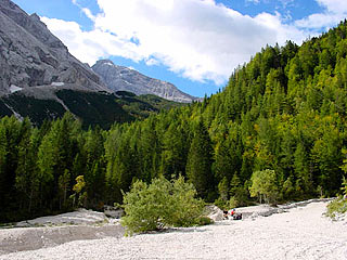 A lato della Capanna degli Alpini, all'inizio della salita al Rif. Galassi