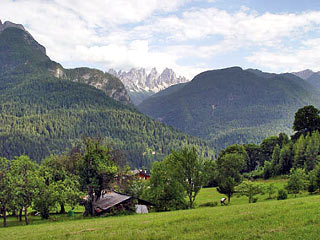 La Val Talagóna con lo sfondo degli Spalti di Tóro, dalla borgata di Deppo