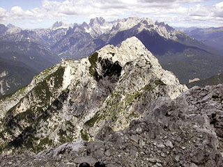 Dalla cima dello Schiavón verso il M. Tudaio e la C. Bragagnina; sullo sfondo le Dolomiti di Auronzo