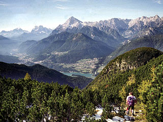 dal Cadìn de Montanèl verso il Col de l’Èlma ed il lontano fondovalle