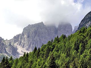 Punta Cozzi e Punta Savorgnana fra le nuvole; a sin. la Forc. Fossiana