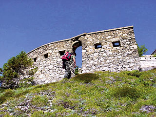 la piccola porta nel muro di cinta da cui si accede al complesso fortifcato del M. Tudaio