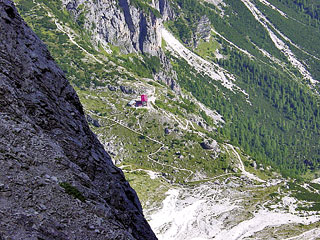 Dalla Forc. tra le Guglie de Stalàta verso il Valón Popera (versante Comelico); si intravvede il Rif. Berti